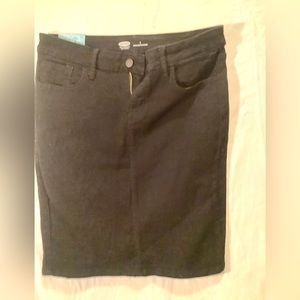 NWT Old Navy Black Denim Skirt. Size 4 Regular
